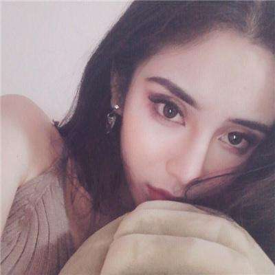 碧蓝海洋冲浪男孩